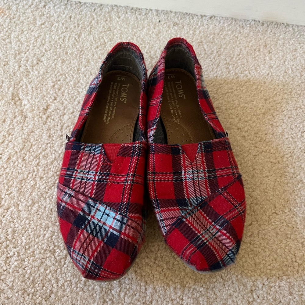 Excellent barely used condition. Size 7 classic Tom’s. Plaid red blue